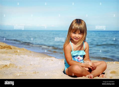 teen ass beach|Süße Junge Mädchen Am Strand Blick In Die Kamera Und Spaß